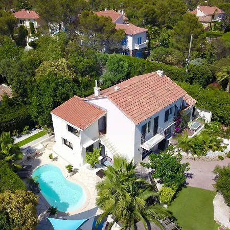 Bed,kitchen And Swimming Pool Esterel Bed and Breakfast Saint-Raphaël