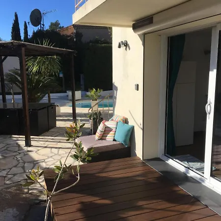 Bed,kitchen And Swimming Pool Esterel Bed and Breakfast