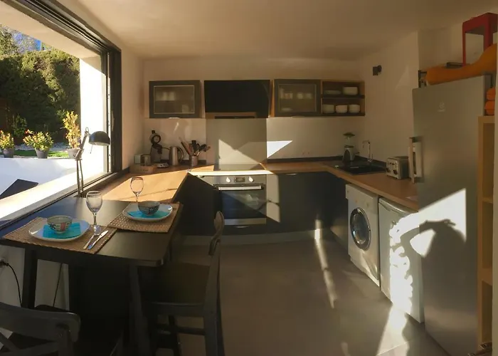 Bed,kitchen And Swimming Pool Esterel לינה וארוחת בוקר