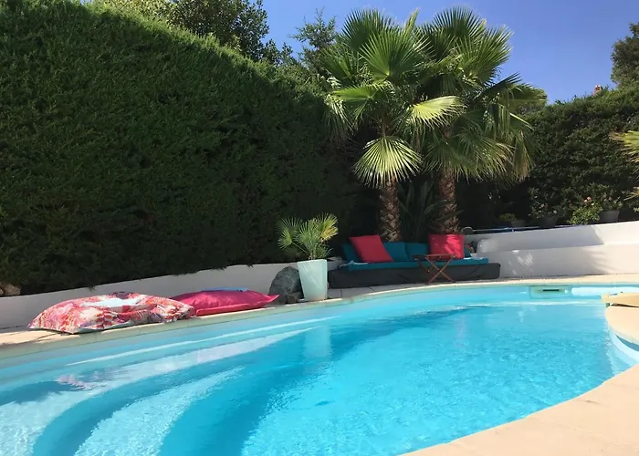 Bed,kitchen And Swimming Pool Esterel Bed & Breakfast