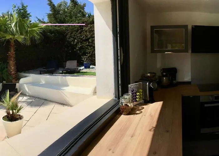 Bed,kitchen And Swimming Pool Esterel Bed & Breakfast 2*