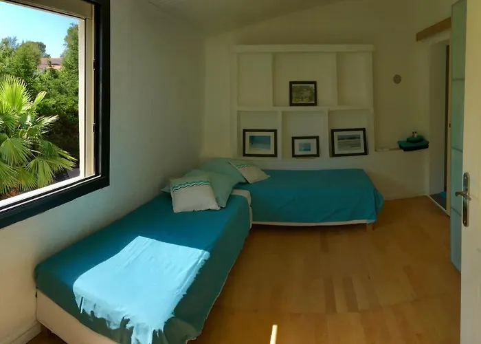 Bed,kitchen And Swimming Pool Esterel Bed & Breakfast