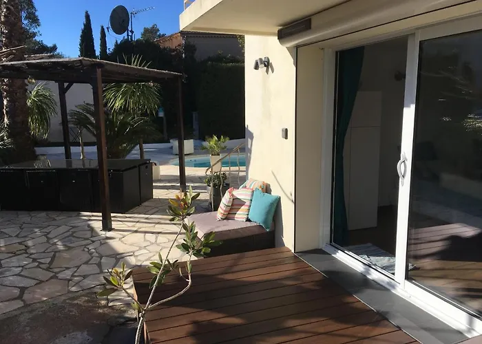 Bed,kitchen And Swimming Pool Esterel Bed & Breakfast